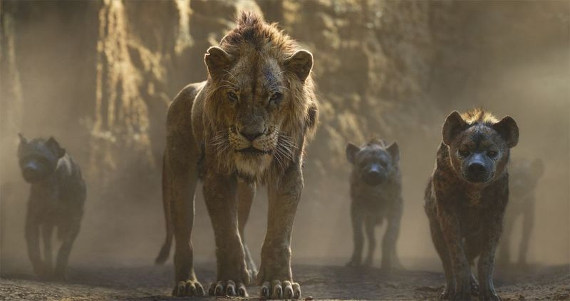 Cette image publiée par Disney montre Scar, exprimé par Chiwetel Ejiofor, au centre, dans une scène du Roi Lion.