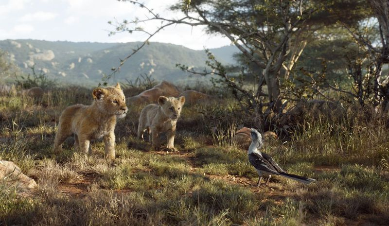 Young Simba, exprimé par JD McCrary, jeune Nala, exprimé par Shahadi Wright Joseph, et Zazu, exprimé par John Oliver, dans une scène du Roi Lion.