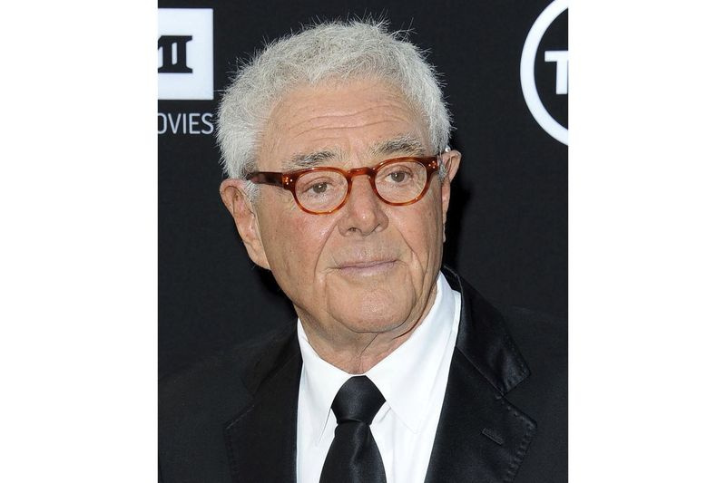 Richard Donner prispe na 41. slavnostno prireditev Ameriškega filmskega inštituta za življenjsko delo leta 2013 v Los Angelesu. Filmski ustvarjalec, ki je pomagal ustvariti sodobno uspešnico o superjunakih s Supermanom iz leta 1978 in obvladal prijateljsko komedijo s franšizo Smrtonosno orožje, je umrl. Imel je 91 let.