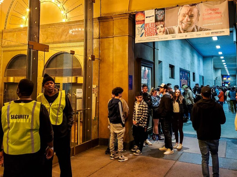 Kanje Vesta fani piedalās rindā pie Auditorium Theater for Jesus is King: A Kanye West Experience, sestdien, 2019. gada 28. septembrī, Čikāgā.