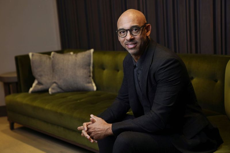 Harvey Mason jr., CEO van The Recording Academy, poseert eerder deze maand voor een portret in de muziekproductiestudio