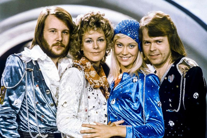 Dette filbildet tatt 9. februar 1974 i Stockholm viser den svenske popgruppen Abba, Benny Andersson (fra venstre), Anni-Frid Lyngstad, Agnetha Faltskog og Bjorn Ulvaeus, poserer etter å ha vunnet den svenske grenen av Eurovision Song Contest med sangen deres Waterloo. Den ikoniske svenske popgruppen gjør comeback nesten 40 år etter at de gikk fra hverandre, med det nye albumet Voyage og en digital avatarkonsert planlagt i London.