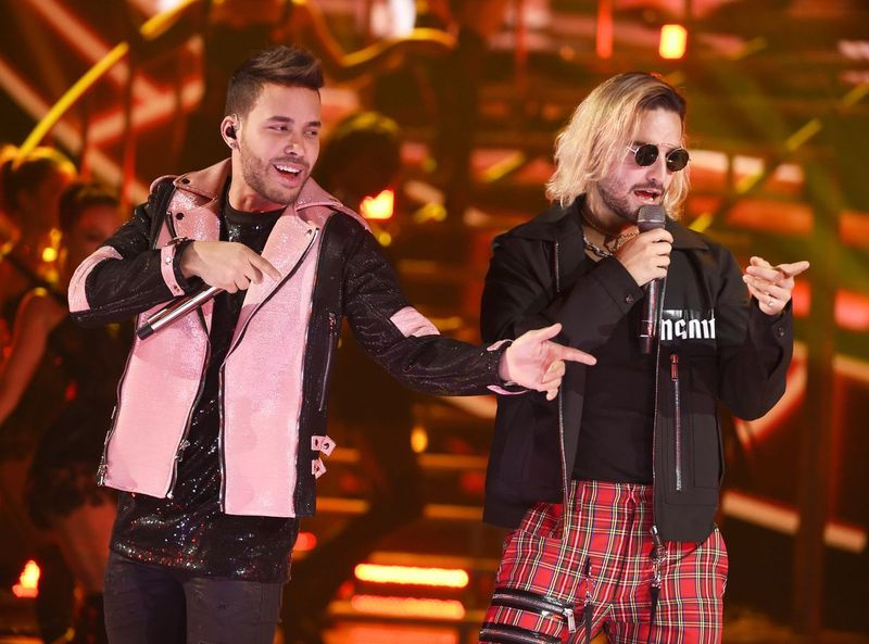 Prince Royce (à gauche) et Maluma interprétant El Clavo aux Latin American Music Awards le 25 octobre dernier à Los Angeles.