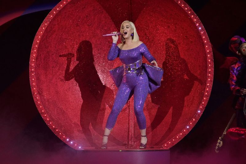 Katy Perry esineb B96 Jingle Bashi ajal Rosemontis 2019. aastal.