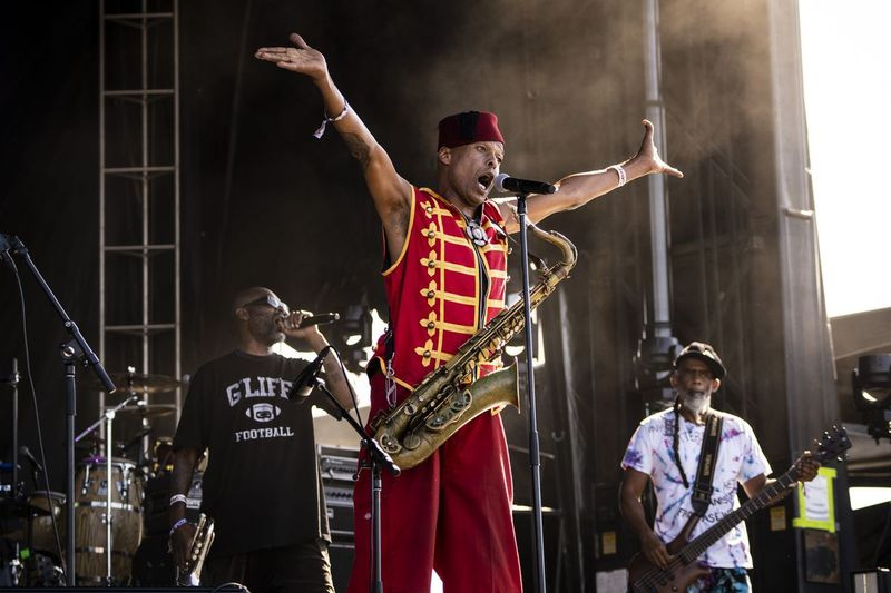 Fishbone uppträder fredag ​​eftermiddag på dag 2 av Riot Fest i Douglass Park.