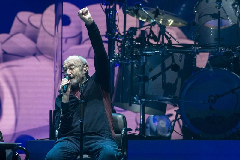 Phil Collins, vooraan gezeten, treedt op met Genesis tijdens The Last Domino? tour op maandagavond in het United Center.