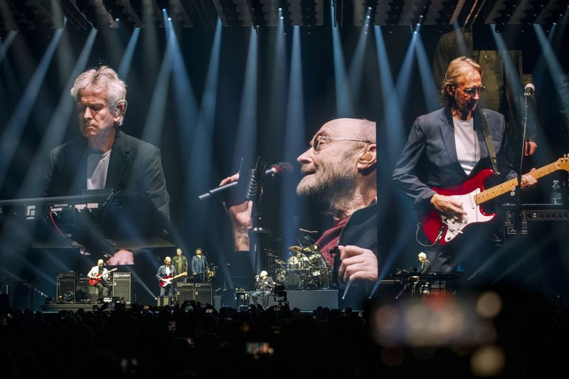 Tony Banks (van links), Phil Collins en Mike Rutherford van Genesis treden maandagavond op op de openingsdatum van hun The Last Domino? rondleiding in het United Center. De band keert dinsdagavond terug voor een tweede show.