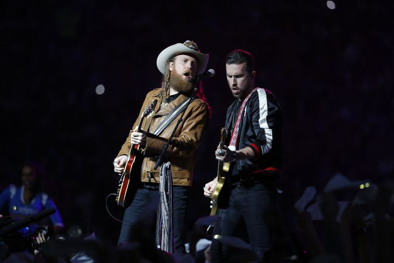 John Osborne (izquierda) y T.J. Osborne, del dúo musical Brothers Osborne, se presenta durante el medio tiempo en un juego entre los Detroit Lions y los Chicago Bears en Detroit, en 2019.