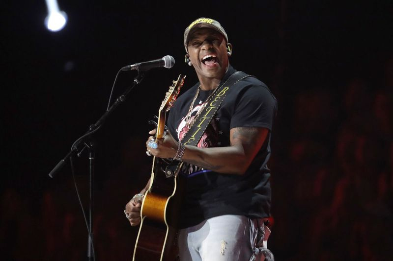 Jimmie Allen se zapsal do historie v roce 2018 jako první černošský umělec, který zahájil kariéru dvěma po sobě jdoucími hity č. 1 v country rádiu, s Best Shot a Make Me Want To.