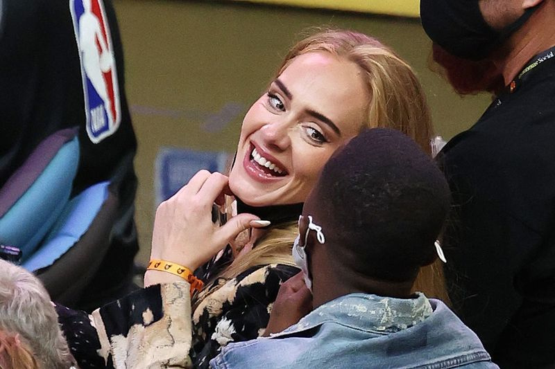La cantante Adele sonríe con Rich Paul durante la segunda mitad del quinto juego de las Finales de la NBA entre los Milwaukee Bucks y los Phoenix Suns en el Footprint Center el 17 de julio de 2021 en Phoenix, Arizona.