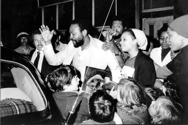 Americký soulový zpěvák Marvin Gaye navštěvuje Mangrove Cafe v All Saint’s Road v Londýně a cestou k jeho autu ho obcházejí obdivovatelé.