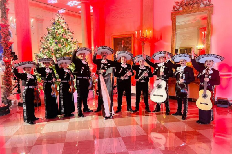   Mariachi Herencia de Mexico est photographiée dans le foyer de la Maison Blanche en 2021 pour leur performance à la Maison Blanche. 