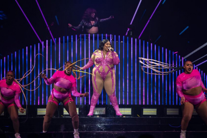  Lizzo och hennes 'Big Grrrl'-dansare uppträder på United Center på söndagskvällen som en del av artistens Special Tour. 