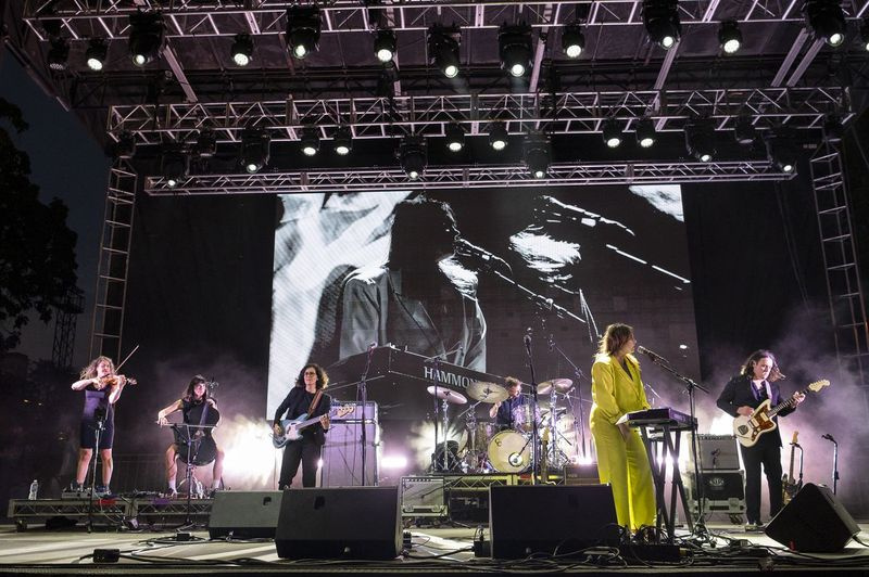 エンジェルオルセンは土曜日の夜にピッチフォーク音楽祭で演奏します。