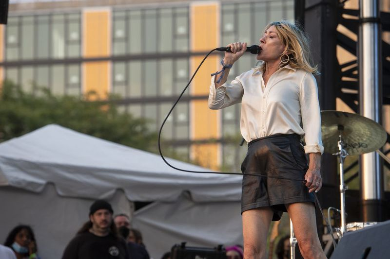 キム・ゴードンは、2021年9月11日土曜日にユニオンパークで開催されるピッチフォーク音楽祭のブルーステージで演奏します。
