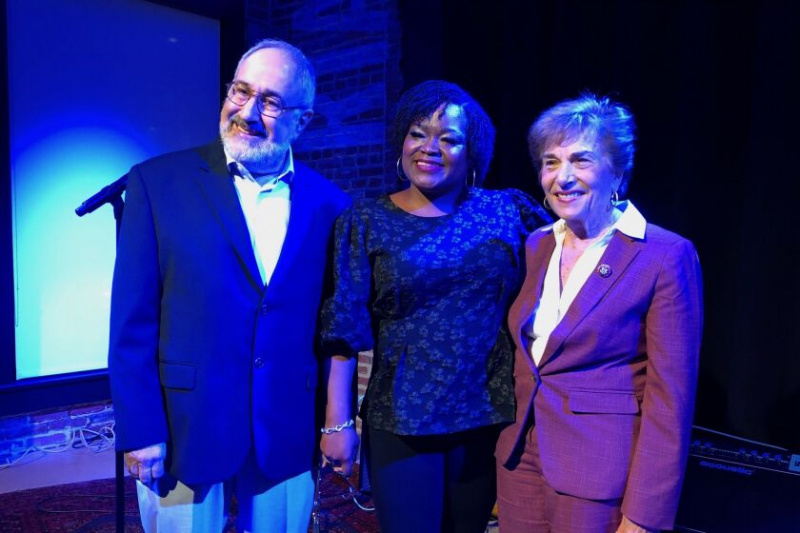   Alligator Records-grundlæggeren Bruce Iglauer (fra venstre), blueskunstneren Shemekia Copeland og rep. Jan Schakowsky, D-Ill., samles til et arrangement i Washington, D.C., til ære for pladeselskabets 50-års jubilæum.