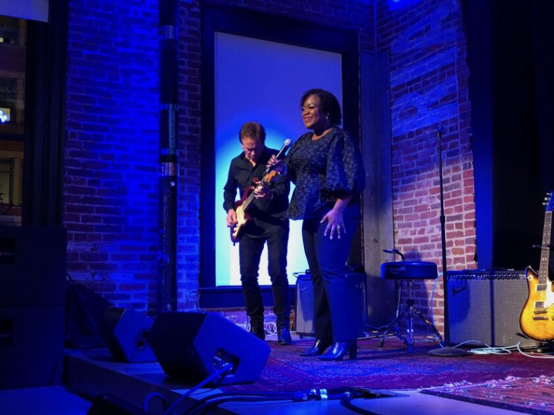   Guitaristen Arthur Neilson og blueskunstneren Shemekia Copeland optræder i Washington, D.C. ved en nylig fejring til ære for Alligator Records og dets grundlægger Bruce Iglauer. 