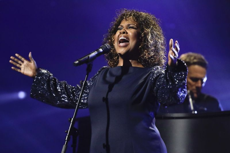 CeCe Winans se produit lors des Dove Awards en 2019, à Nashville, Tennessee.