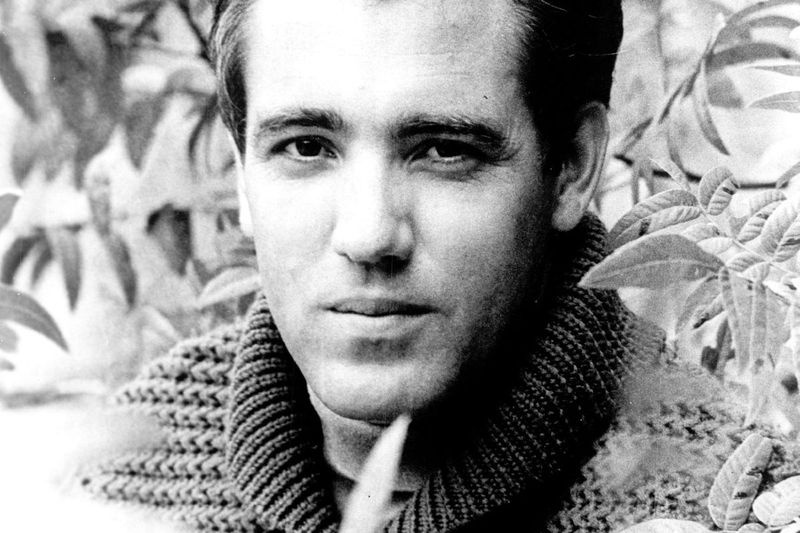Díky stylu zpěvu a hraní na kytaru, který zahrnoval prvky country, folku a popu, nahrál Jimmie Rodgers koncem 50. let několik Top 10 hitů.
