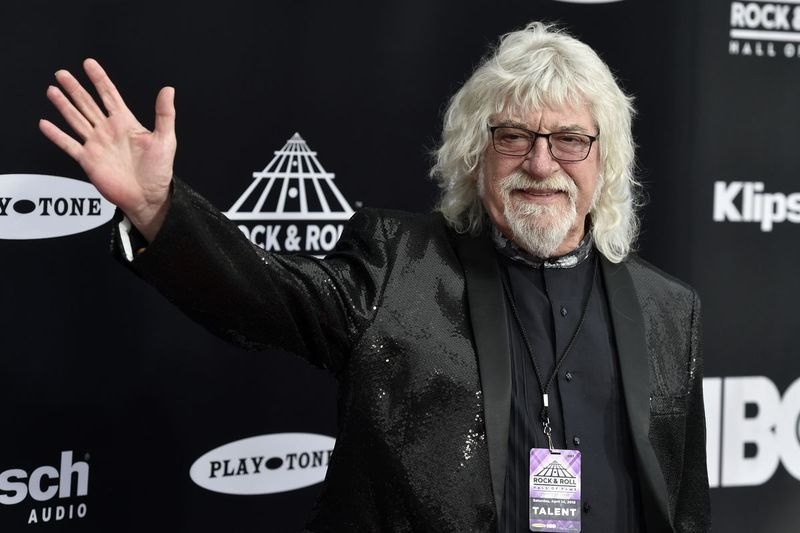 Graeme Edge, pemain dram The Moody Blues, melambai di atas permaidani merah sebelum majlis induksi Rock & Roll Hall of Fame pada 14 April 2018, di Cleveland.