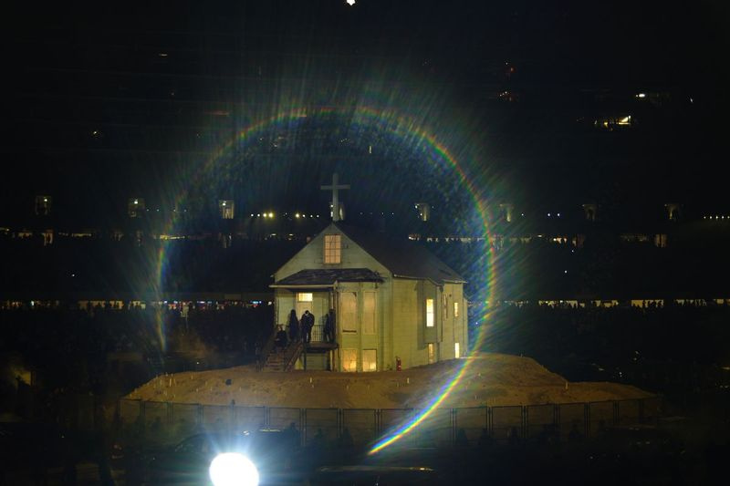Kanye West y el equipo actúan en el porche de la réplica de la casa de Chicago de la infancia del rapero, la pieza central del evento de escucha de su álbum Donda el jueves por la noche en Soldier Field.