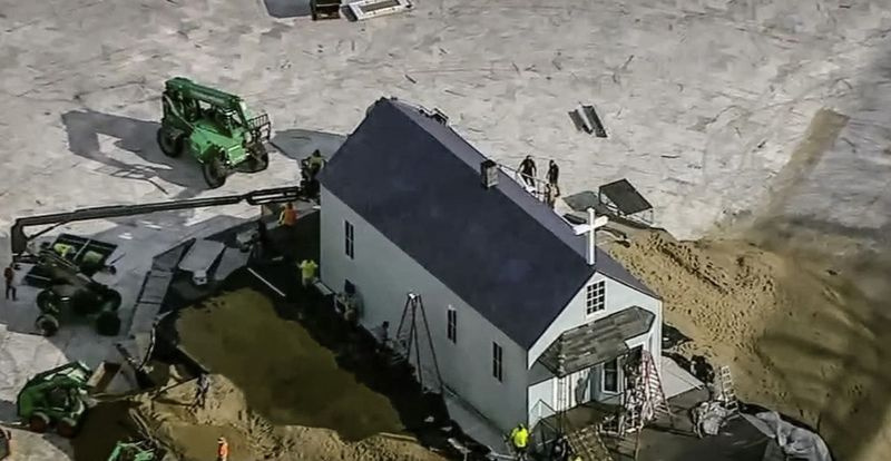 Esta semana se estaba construyendo una casa (¿iglesia?) En Soldier Field para el evento de escucha de Kanye West en Donda el jueves por la noche.