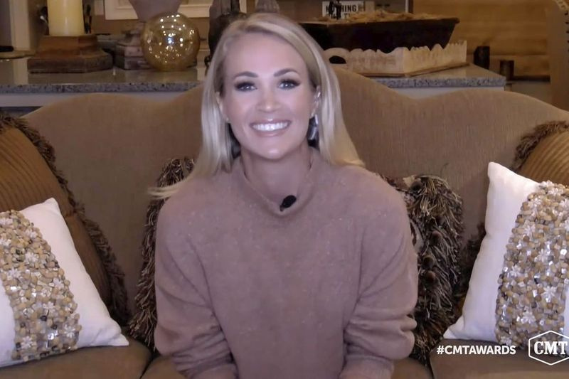Carrie Underwood atsiėmė Metų vaizdo klipo apdovanojimą už savo hitą Drinking Alone per kantri muzikos televizijos apdovanojimus trečiadienio vakarą.