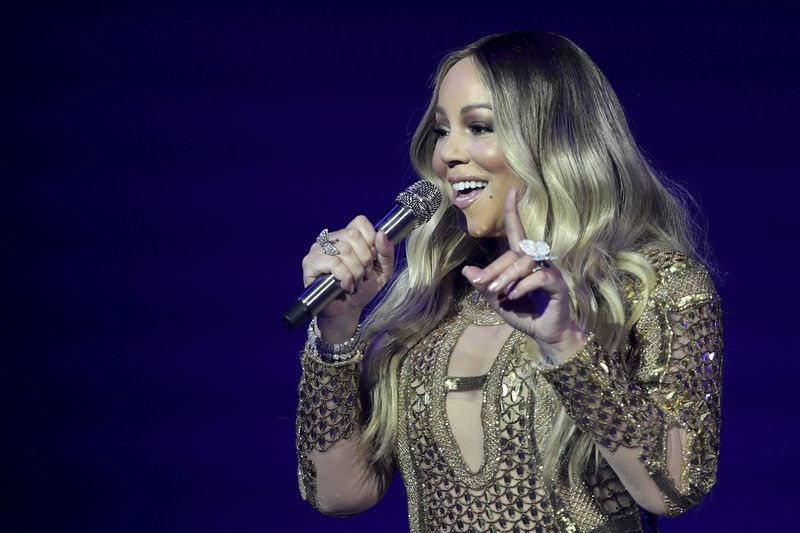 Mariah Carey cântă în timpul unui concert care sărbătorește Dubai Expo 2020 One Year to Go, în Dubai, Emiratele Arabe Unite, duminică, 20 octombrie 2019.