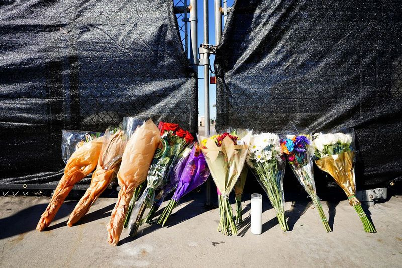 Blomster ses uden for den aflyste Astroworld-festival i NRG Park den 6. november 2021 i Houston, Texas. Ifølge myndighederne døde otte mennesker, og 17 personer blev transporteret til lokale hospitaler efter, hvad de beskriver som en folkemængdebølge.