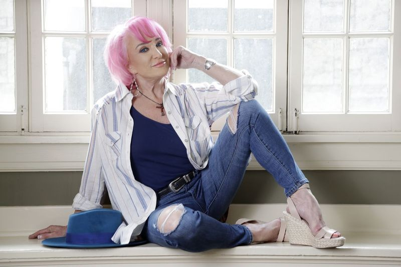 Tanya Tucker se sienta para una sesión de retratos en Nashville, Tennessee, para promocionar su nuevo álbum, While I