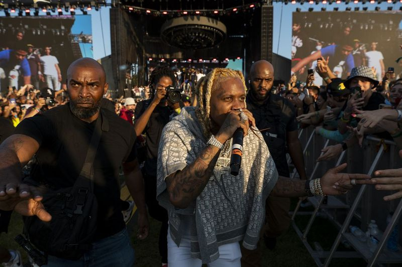 Lil Durk vystupuje v tretí deň Summer Smash Festivalu.