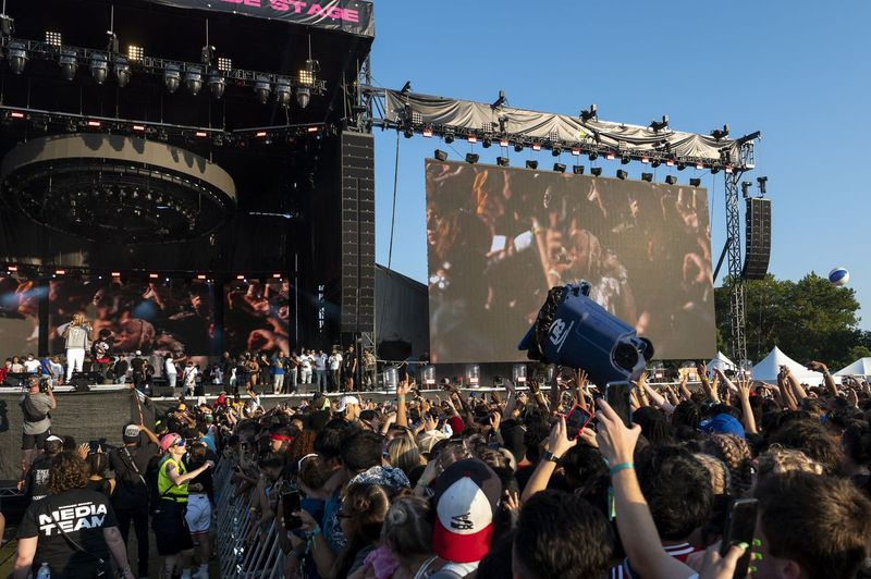 Fanúšikovia pri vystúpení Lil Durk surfujú po odpadkovom koši.