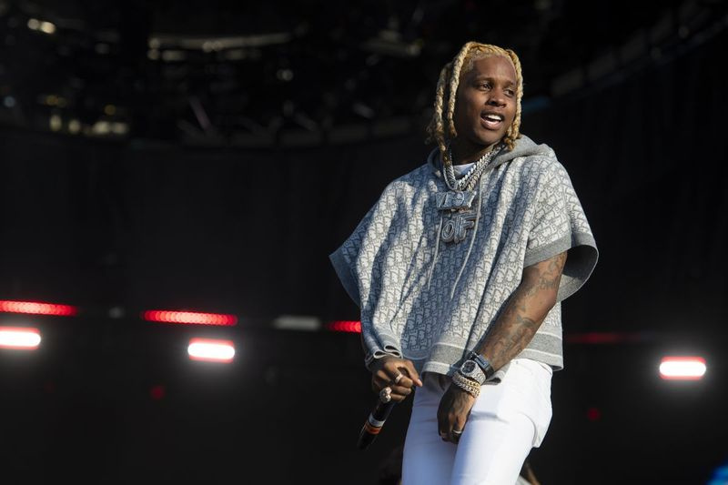 Lil Durk vystupuje v tretí deň Summer Smash Festivalu.