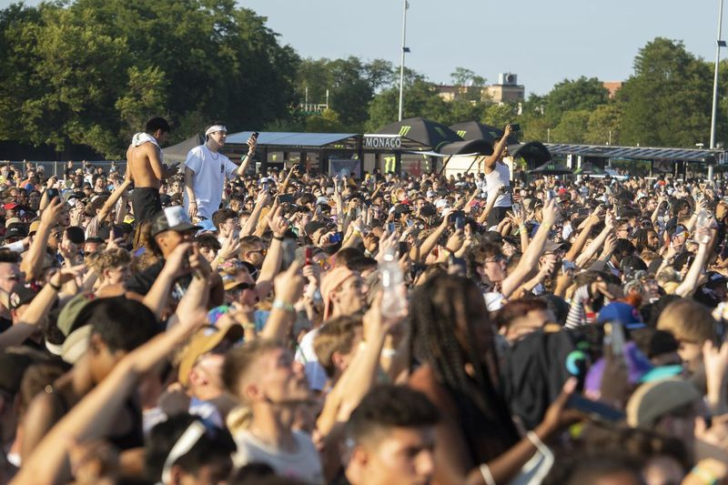 Fanúšikovia dvíhajú ruky do vzduchu počas pocty Juice WRLD v tretí deň letného festivalu Smash v Douglass Parku.