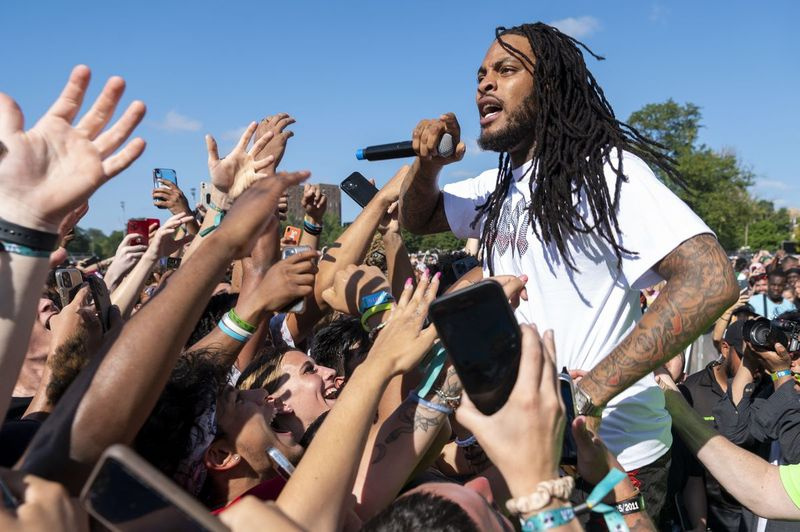 Waka Flocka Flame sa mieša s davom počas svojho vystúpenia na treťom dni Summer Smash Festivalu v Douglass Parku, v nedeľu.
