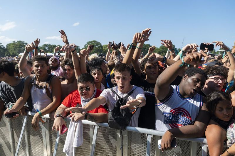 Fanúšikovia tancujú a povzbudzujú, keď Waka Flocka Flame vystúpi v nedeľu tretí deň letného festivalu Summer Smash v Douglass Parku.