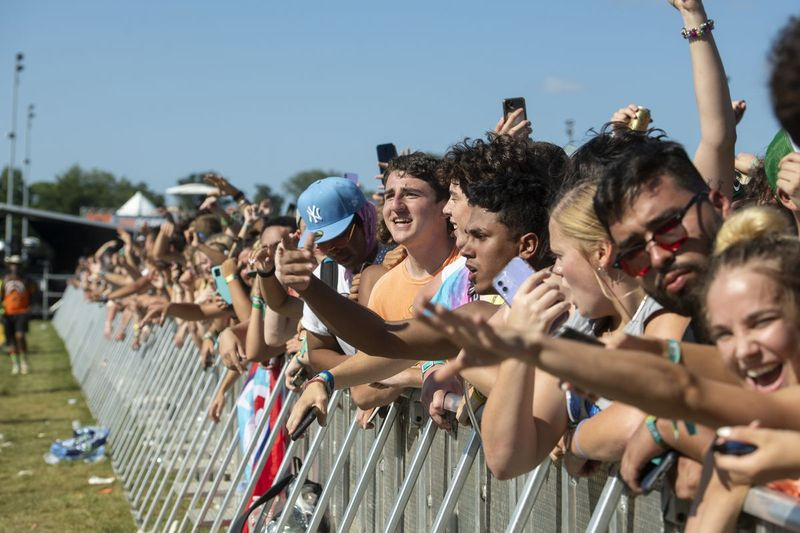 Fanúšikovia tancujú a fandia pri vystúpení Waka Flocka Flame v tretí deň letného festivalu Smash v Douglass Parku, v nedeľu 22. augusta 2021. | Tyler LaRiviere/Sun-Times
