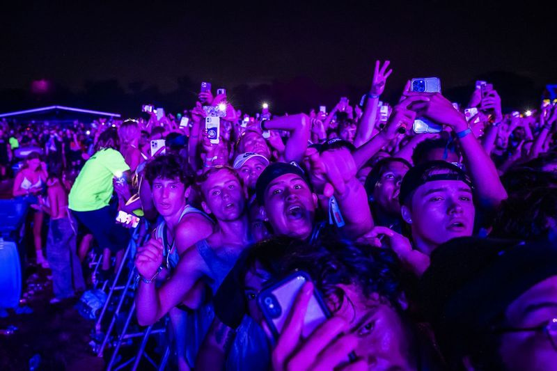 Fanúšikovia jasajú a nahrávajú Lil Uzi Vert.