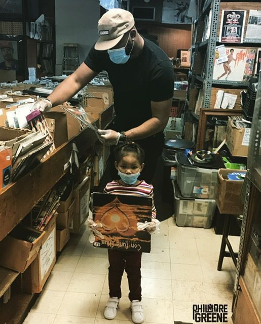 Chicago rapper Philmore Greene hledá vinylové desky se svou dcerou Cadence.
