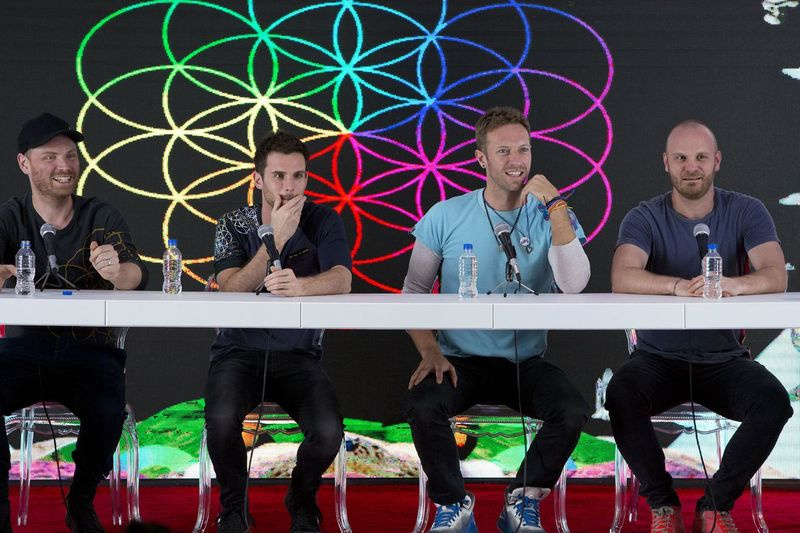 イギリスのバンドColdplayのメンバー— Jonny Buckland（左から）、Guy Berryman、Chris Martin、Will Champion —は、2016年にメキシコシティのForoSolで行われた記者会見に参加しています。