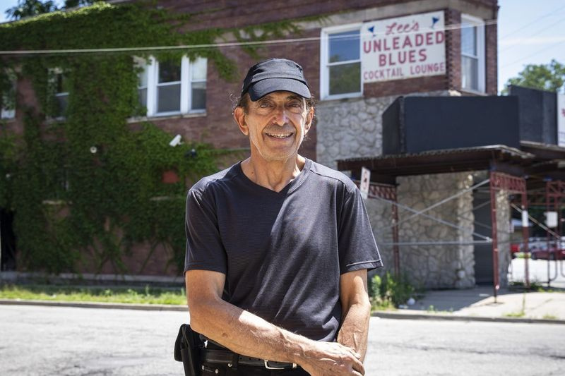 Warren Berger, 73, från Lincoln Park, poserar för ett porträtt utanför Lees blyfria Blues på 7401 S. South Chicago Ave. i Grand Crossing, som stängdes 2015, torsdag eftermiddag den 16 juli 2020. Berger, ägare till Club Escape, köpte byggnaden 2018 och planerar att återöppna den populära bluesbaren i april 2021.