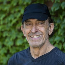 Warren Berger, 73, från Lincoln Park, poserar för ett porträtt utanför Lees blyfria Blues på 7401 S. South Chicago Ave. i Grand Crossing, som stängdes 2015, torsdag eftermiddag den 16 juli 2020. Berger, ägare till Club Escape, köpte byggnaden 2018 och planerar att återöppna den populära bluesbaren i april 2021.