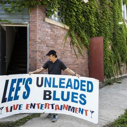 Warren Berger, 73, från Lincoln Park, som äger Lees Leaded Blues på 7401 S. South Chicago Ave. i Grand Crossing, visar upp en original, handmålad plåtskylt från 60-talet, torsdag eftermiddag den 16 juli 2020. Berger, ägare till Club Escape, köpte byggnaden 2018 och planerar att återöppna den populära bluesbaren i april 2021.