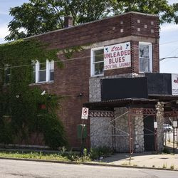 Lees blyfria Blues på 7401 S. South Chicago Ave. i Grand Crossing, som stängde 2015, torsdag eftermiddag den 16 juli 2020. Warren Berger, ägare till Club Escape, köpte byggnaden 2018 och planerar att återöppna den populära bluesbaren i april 2021.