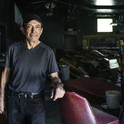 Warren Berger, 73, från Lincoln Park, poserar för ett porträtt på Lee