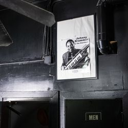 En bluesaffisch hänger fortfarande på väggen ovanför badrummen på Lees Leaded Blues på 7401 S. South Chicago Ave. i Grand Crossing, som stängde 2015, torsdag eftermiddag den 16 juli 2020. Warren Berger, ägare till Club Escape, köpte byggnaden 2018 och planerar att återöppna den populära bluesbaren i april 2021.
