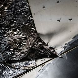 De ursprungliga plåttakplattorna skalar av vid Lee