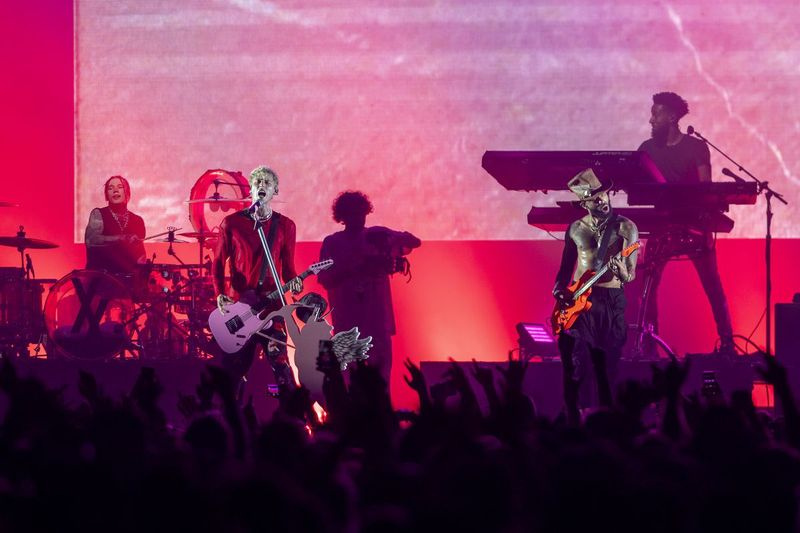 Machine Gun Kelly treedt op in de Radical Stage op dag 4 van Riot Fest.