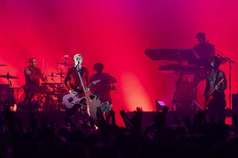 Machine Gun Kelly treedt op in de Radical Stage op dag 4 van Riot Fest.