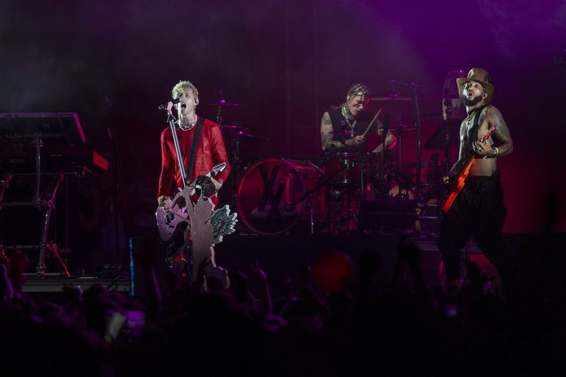 Machine Gun Kelly treedt op in de Radical Stage op dag 4 van Riot Fest.